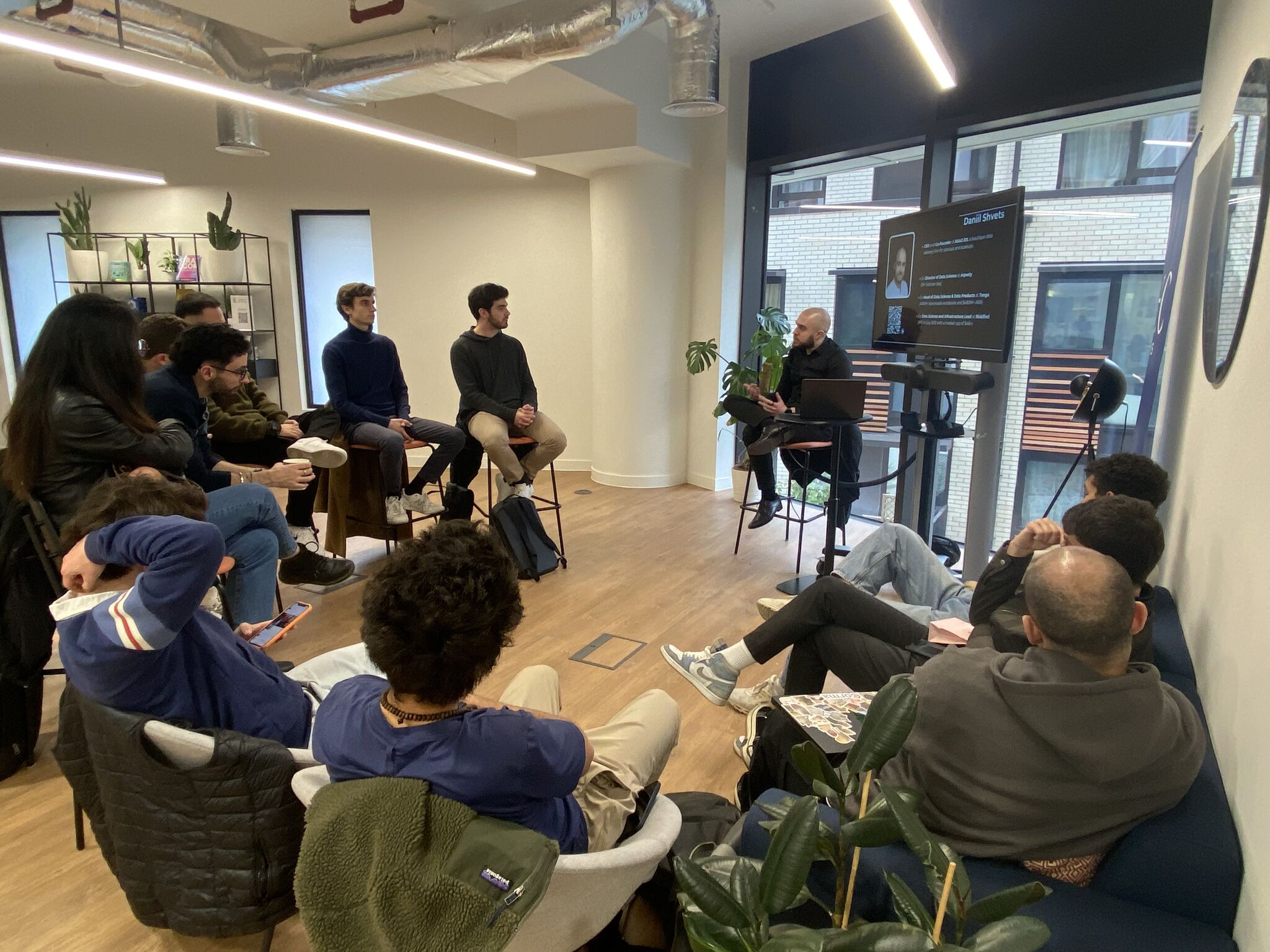 Daniil Shvets, CEO of ASAO DS - a boutique data & AI consulting for start-ups and scale-ups- talking with HEC Paris Startup Launchpad students
