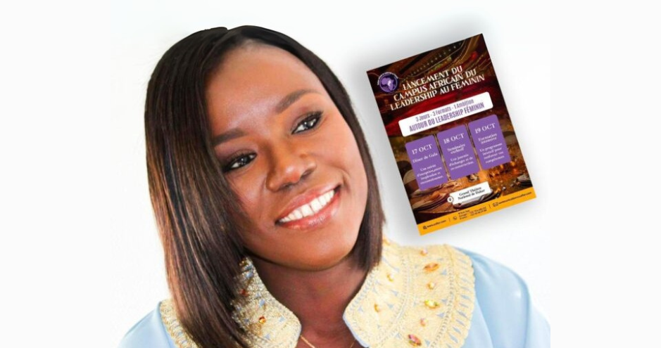 Portrait de Sokhna Ndiaye, souriante, avec une affiche du lancement du Campus Africain du Leadership au Féminin