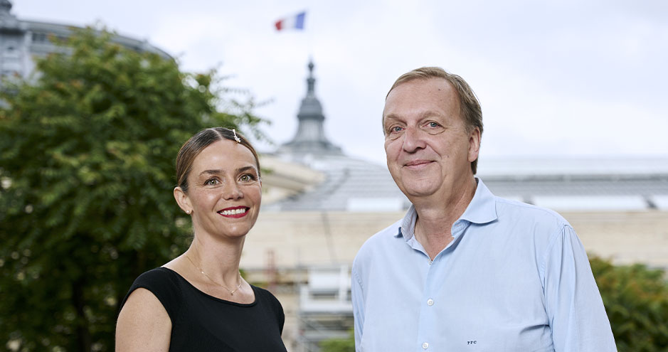 Ana Maria Bonduelle et Philippe Pelé-Clamour, en extérieur devant le Grand Palais, souriants