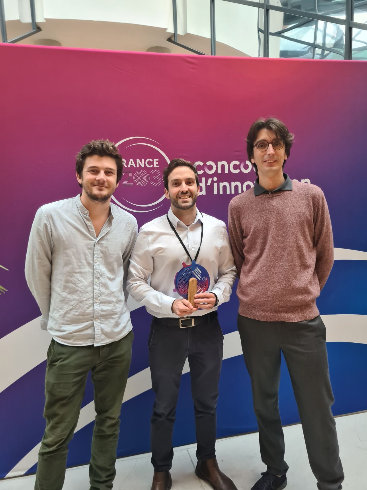 Alexis Joinville aux côtés de ses cofondateurs Giuseppe Modica et Rémy Braive lors de la remise de prix du concours d’innovation I-Lab.