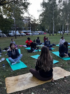Laura Perez teaching a yoga class for HEC students