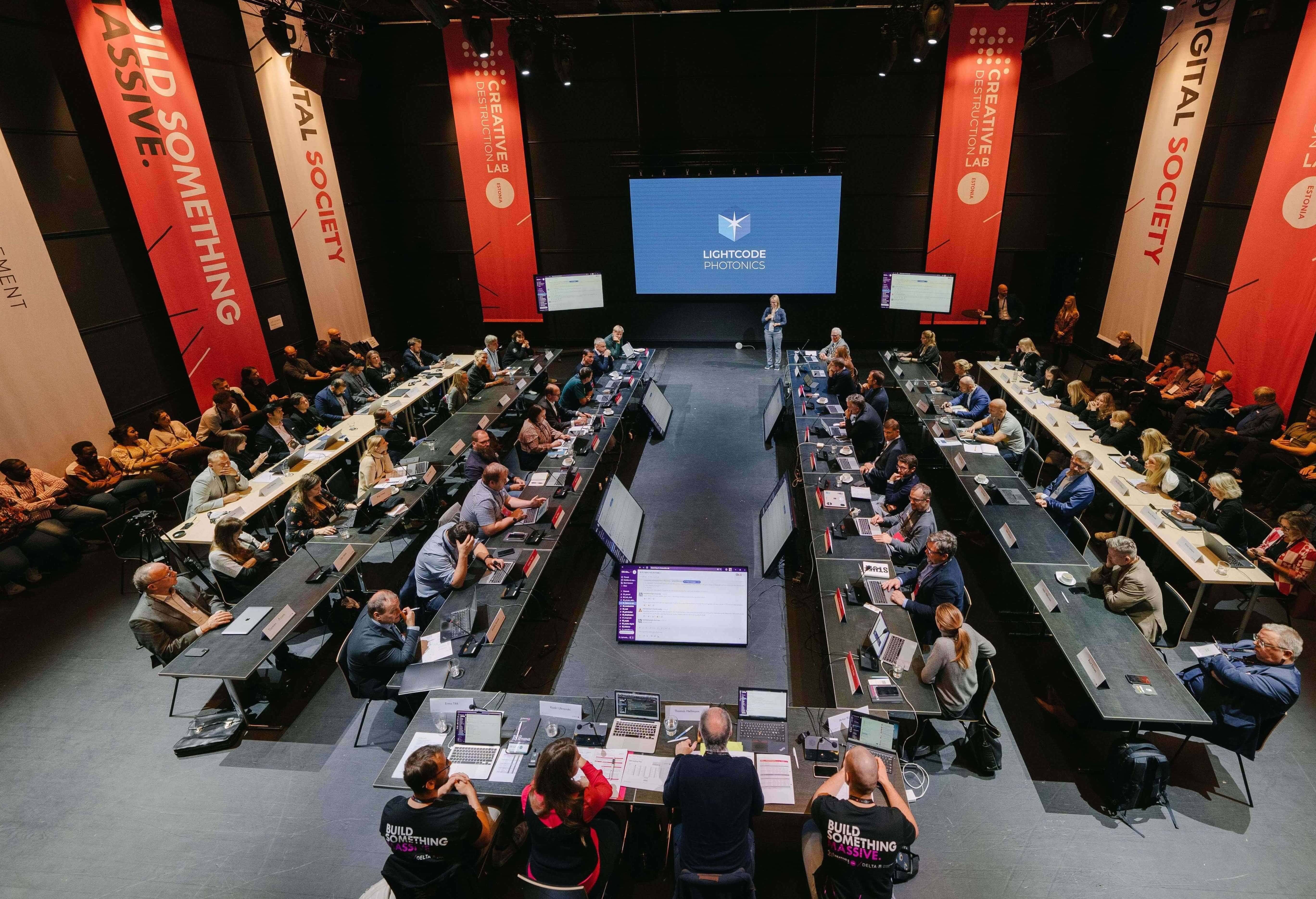 personnes assises dans la salle de conférence pour le creative destruction lab 