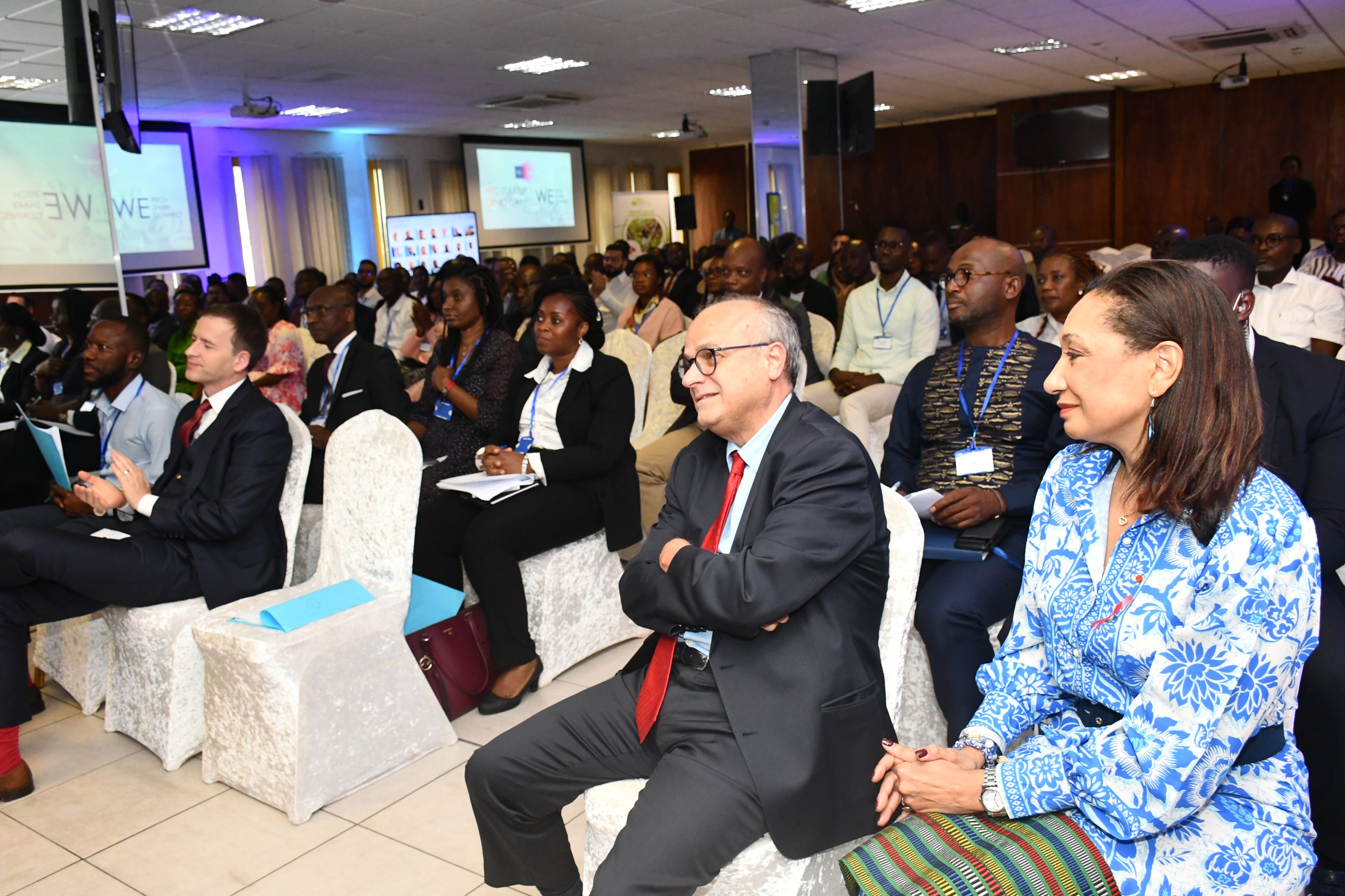 Le public du Demo Day, avec Jean-Christophe Belliard, Ambassadeur de France en Côte d’Ivoire, et Françoise Remarck, Ministre de la Culture et de la Francophonie (au premier rang à droite).