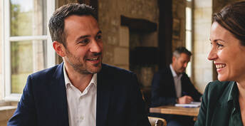 Photo de deux collaborateurs qui échangent pour illustrer les programmes sur mesure de HEC Paris 
