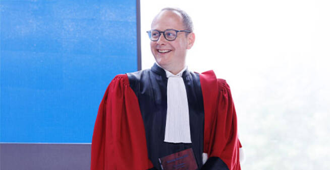 Emmanuel Coblence lors du Commencement Day 2025 d’HEC Paris Executive Education, vêtu de la toge académique et souriant sur scène