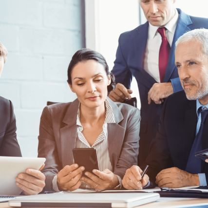 Entreprises dans la salle de conférence lors de leur réunion au bureau