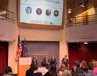 European conference à Harvard vue de l'amphi avec audience et 3 personnes sur la scène