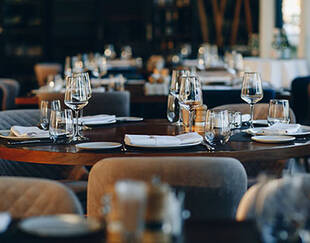 a dining table at a restaurant without people - loki ast / Adobe Stock