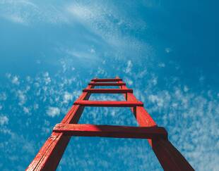 échelle rouge vue d'en bas 