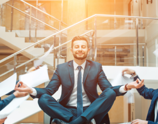 homme assis en tailleur position zen