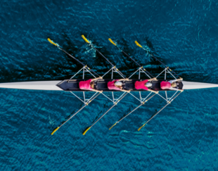Quatres personnes faisant de l'aviron