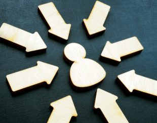 client au centre pointé par des flèches