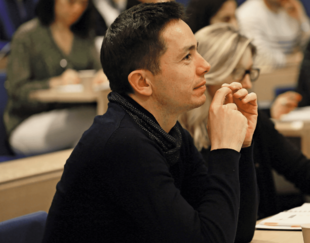 praticien en train d'assister à un cours dans un amphithéâtre