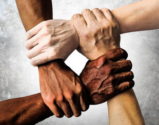 groupe de mains se tenant par le poignet