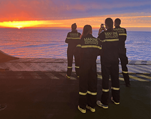 Etudiants HEC Paris admirant le coucher de soleil depuis le porte-avions Charles-de-Gaulle - mai 2022