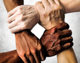 mains qui se tiennent par le poignet