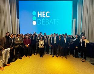 Rachida Dati entourée des étudiants et étudiantes d'HEC Débats 