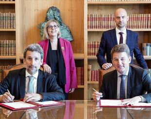 Éloïc Peyrache, Dean of HEC Paris, and Jörg Rocholl, chairman of ESMT Berlin, signing a partnership at the French Embassy in Berlin, in the presence of the French Minister for Europe, Jean-Noël Barrot, and the French Minister for Higher Education and Research, Sylvie Retailleau © Ambassade de France2024