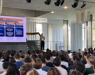 Conférence de rentrée HEC 2024, Kristine de Valk, Doyenne des programmes diplômants d’HEC Paris, devant les étudiants de la Grande école - Mastet in Management - c HEC Paris 