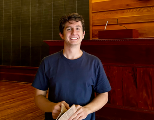 Matthieu Humbert, étudiant HEC de la Grande école, fondateur de MonColleur, sur le campus HEC lors d'une conférence HEC débats - 2024