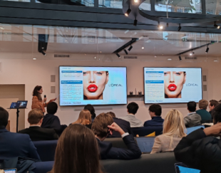 Des étudiants assistent à une présentation sur les fusions et acquisitions au siège de L’Oréal.