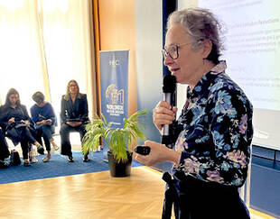 Anne Frisch, micro en main, anime une conférence sur le prix interne du carbone devant un public professionnel lors d’un événement HEC Paris Executive Education.