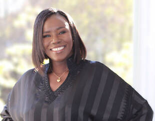 Sokhna Ndiaye souriante, en boubou noir élégant, devant une fenêtre baignée de lumière 