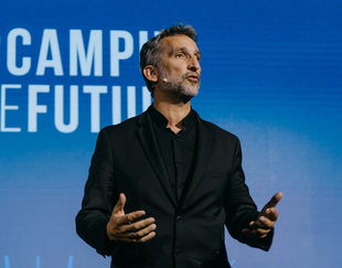 Eloïc Peyrache, Directeur général d'HEC Paris présente la nouvelle stratégie d'HEC 2025-2029 et la campagne HEC Campus of The Future lors de la soirée de la Fondation HEC le 25 novembre 2025 au Pavillon Gabriel à Paris - c HEC Paris 2025