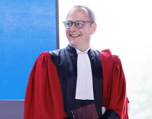 Emmanuel Coblence lors du Commencement Day 2025 d’HEC Paris Executive Education, vêtu de la toge académique et souriant sur scène