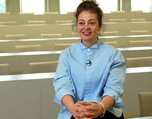 Elda Simonaka, Affiliate Professor at HEC Paris, in a lecture hall