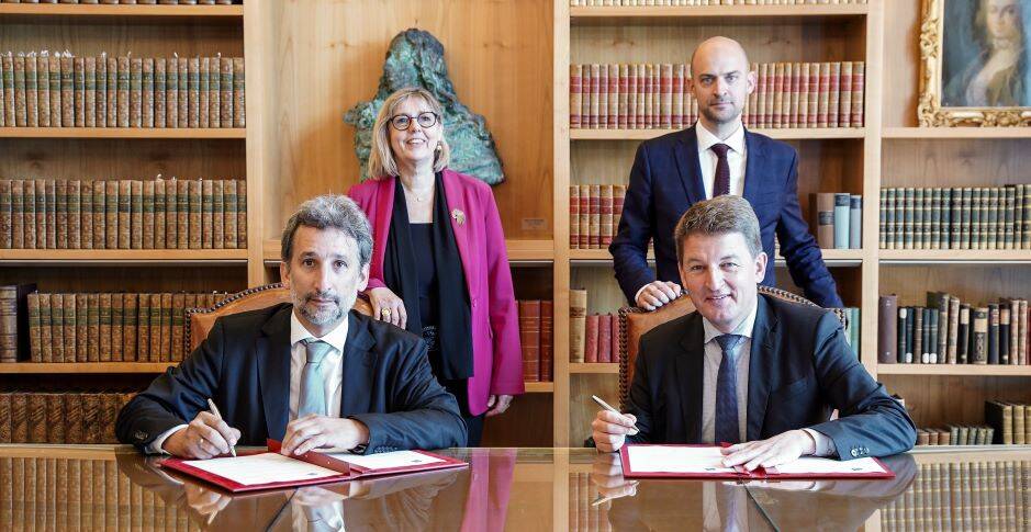 Éloïc Peyrache, Dean of HEC Paris, and Jörg Rocholl, chairman of ESMT Berlin, signing a partnership at the French Embassy in Berlin, in the presence of the French Minister for Europe, Jean-Noël Barrot, and the French Minister for Higher Education and Research, Sylvie Retailleau © Ambassade de France2024