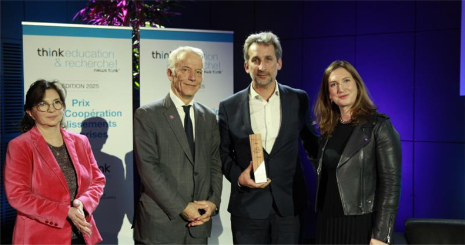 Eloïc Peyrache DG d'HEC Paris reçoit au nom d'HEC Paris le prix News Tank Emerging  sur l’employabilité et les relations avec les entreprises des établissements d'enseigneùent supérieur français