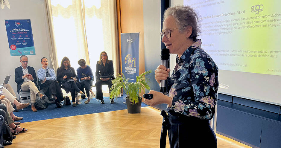 Anne Frisch, micro en main, anime une conférence sur le prix interne du carbone devant un public professionnel lors d’un événement HEC Paris Executive Education.
