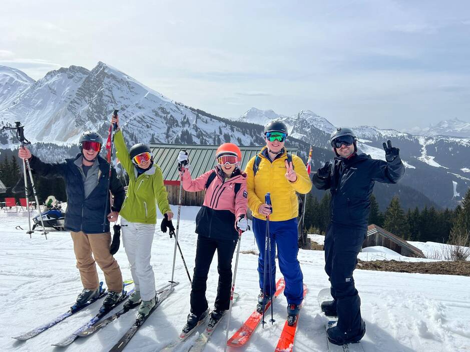 EMBA alumni skiing