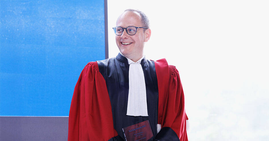 Emmanuel Coblence lors du Commencement Day 2025 d’HEC Paris Executive Education, vêtu de la toge académique et souriant sur scène