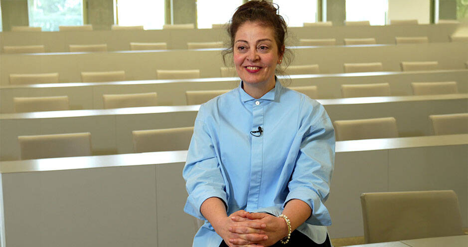 Elda Simonaska, Affiliate Professor at HEC Paris, in a lecture hall.