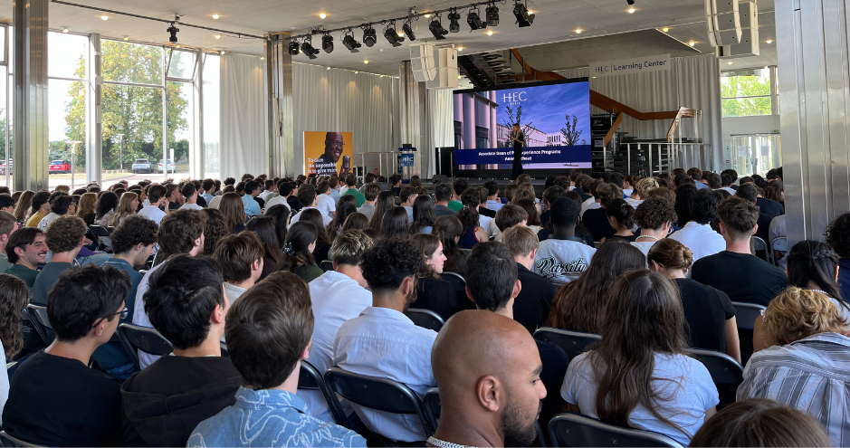 Anne Michaut, doyenne associée des programmes Pré-Expérience à HEC Paris, lors du discours de rentrée devant les étudiants de L3 Grande école, dans le hall d'honneur du campus d'HEC, le 27 août 2026 - c HEC Paris